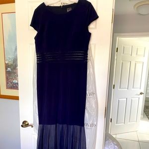 NWT David’s Bridal Navy PROM/Mother of the Bride